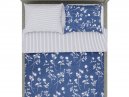 Krepová ložní souprava s motivy bílých květů na modrém podkladu a modro-bílého proužkování, pro ozdobení Vaší ložnice.