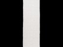 Polyesterový vyrážený ubrus ve stříbrné barvě s vyšívaným jemným vzorem o rozměrech 40x140 cm.