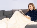 Deka mikroflanel s ovečkou béžové barvy, která zahřeje opravdu každého.