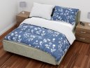Krepová ložní souprava s motivy bílých květů na modrém podkladu a modro-bílého proužkování, pro ozdobení Vaší ložnice.